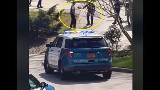 特警傻眼影片！快遞男在槍戰對峙中堅持送達　「一定要給他加薪」