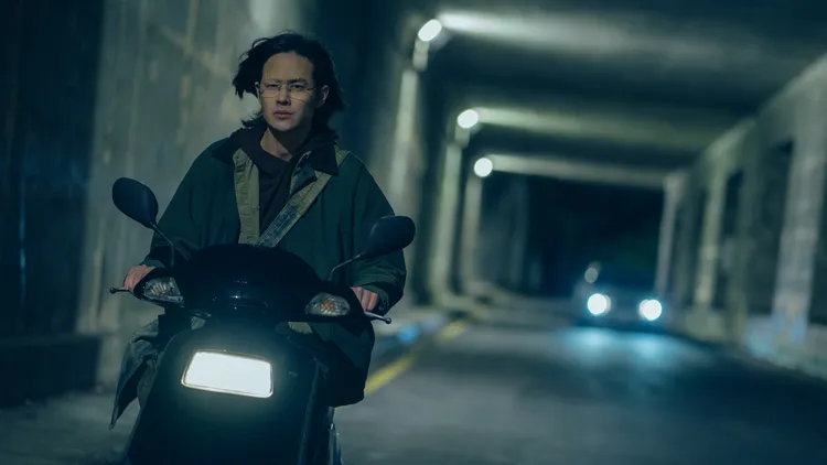 夏騰宏為戲撞破頭。Netflix提供