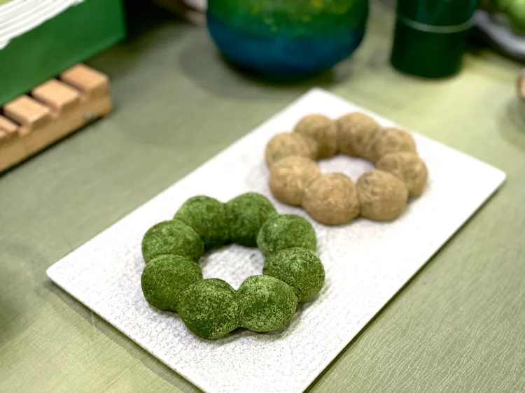 「一〇八抹茶茶廊豆香抹茶生波堤」與「一〇八抹茶茶廊雙層豆香抹茶生波堤」口感更軟糯，打造甜甜圈界蕨餅。曾仲葳攝