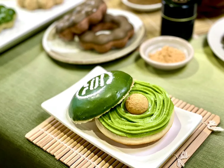 「一〇八抹茶茶廊抹茶蕨餅巧貝」內餡擠滿由一○八抹茶茶廊宇治抹茶翠寶調和的抹茶卡士達醬，再放上整顆富有濃郁豆香的蕨餅，經典復刻一〇八熱銷大判燒。曾仲葳攝