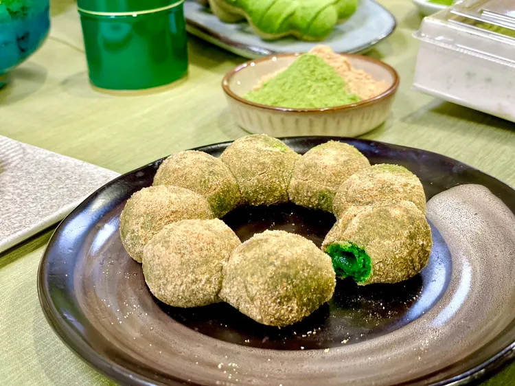 一〇八抹茶茶廊豆香抹茶生波堤調整配粉比例，使生波堤擁有像蕨餅一樣的軟Q口感，剛出爐時裹上滿滿豆香粉，讓生波堤充斥道地的日式風味。曾仲葳攝