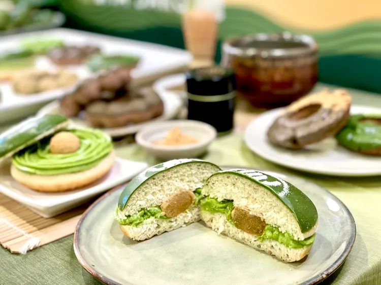 「一〇八抹茶茶廊抹茶蕨餅巧貝」豪邁放入整顆一〇八經典蕨餅。曾仲葳攝