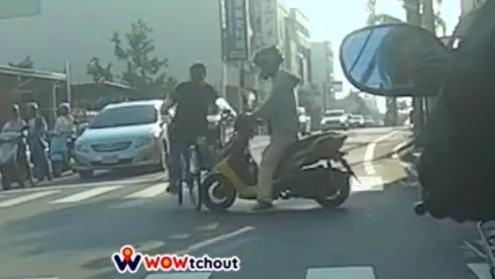 女單車騎士闖紅燈後，被綠燈直行的機車騎士撞上。翻攝《WoWtchout-地圖型行車影像分享平台》YouTube頻道