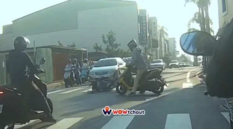 女單車騎士闖紅燈後，被綠燈直行的機車騎士撞上。翻攝《WoWtchout-地圖型行車影像分享平台》YouTube頻道