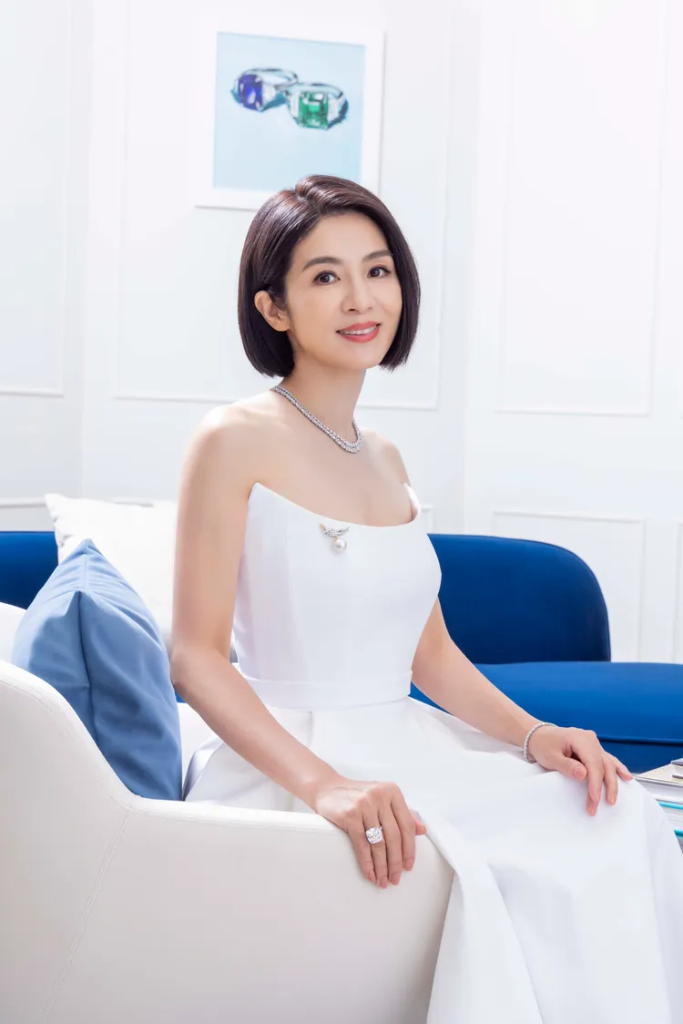 好久沒在螢幕前出現的楊采妮，笑說疫情期間都專心在家帶小孩，更難掩為人母、為人妻的喜悅。品牌提供