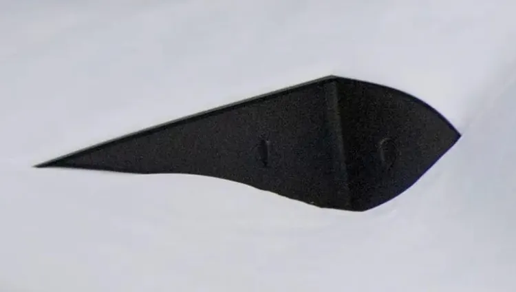 位於駕駛艙兩側的深凹進氣口是B-21的最新設計，可有效強化匿蹤能力。翻攝US Air Force