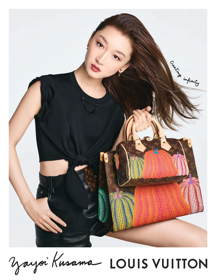 金馬影后周冬雨展示引入草間彌生繽紛南瓜圖騰的最新聯名單品。品牌提供