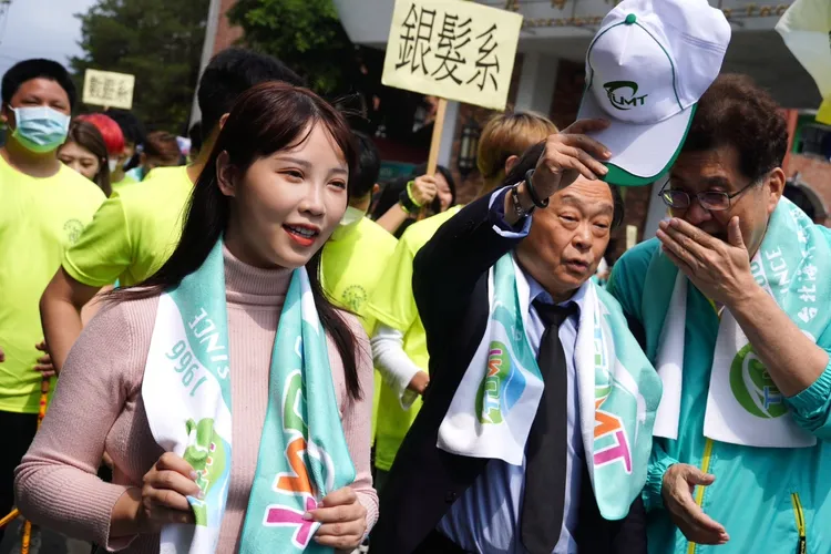 咪妃（左）與王世堅同框。台北海大提供