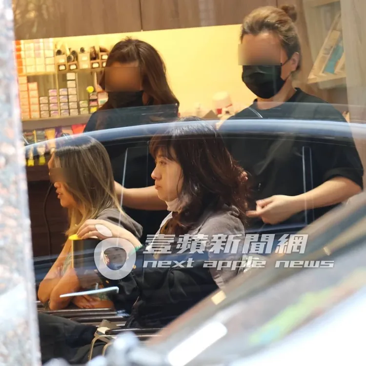 楊智惠到髮廊弄頭髮，為喝飲品而脫下口罩。特勤中心攝