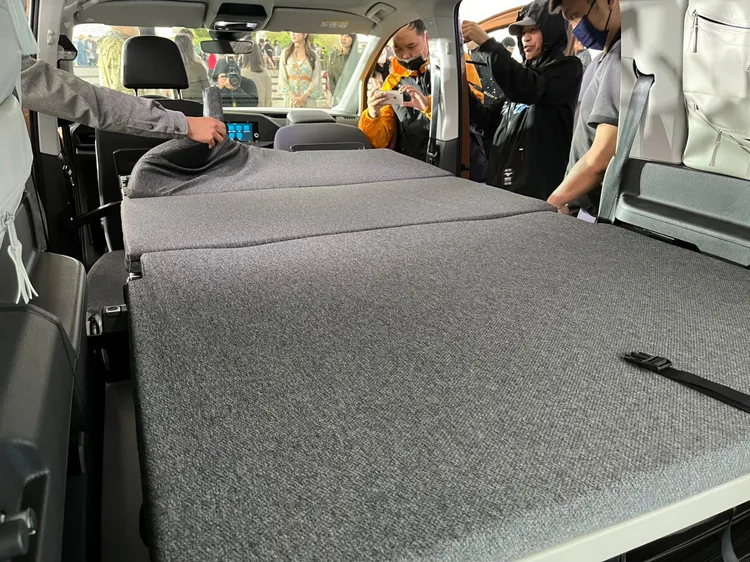 只要將第二排座椅向下摺疊、拉開臥鋪，就能打造舒適的雙人床鋪。林浩昇攝