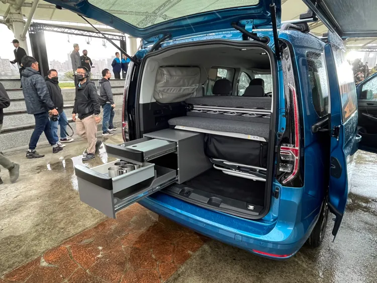 Caddy California更具備專屬行動迷你廚房「隱藏式流理台」，包含單爐烹飪瓦斯爐、餐具置放儲物區。林浩昇攝