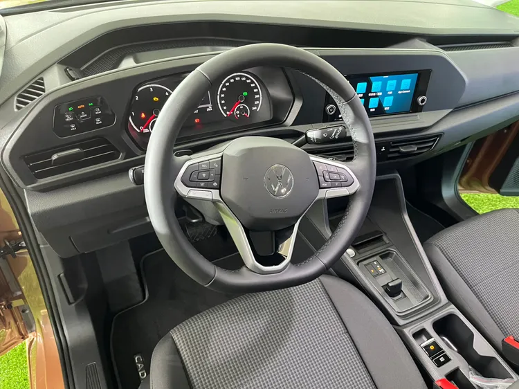 Caddy California搭配數位觸控儀錶板，配置三幅式真皮多功能方向盤，同步搭載Composition 8.25吋觸控螢幕原廠影音系統、電子線傳式排檔系統等。林浩昇攝