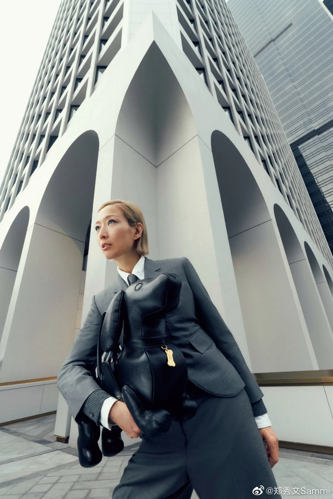 郑秀文藉THOM BROWNE西装勾勒出的潇洒态度，甚至让粉丝争相报名「献身」。翻摄郑秀文微博