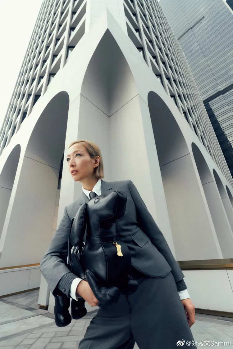 鄭秀文藉THOM BROWNE西裝勾勒出的瀟灑態度，甚至讓粉絲爭相報名「獻身」。翻攝鄭秀文微博