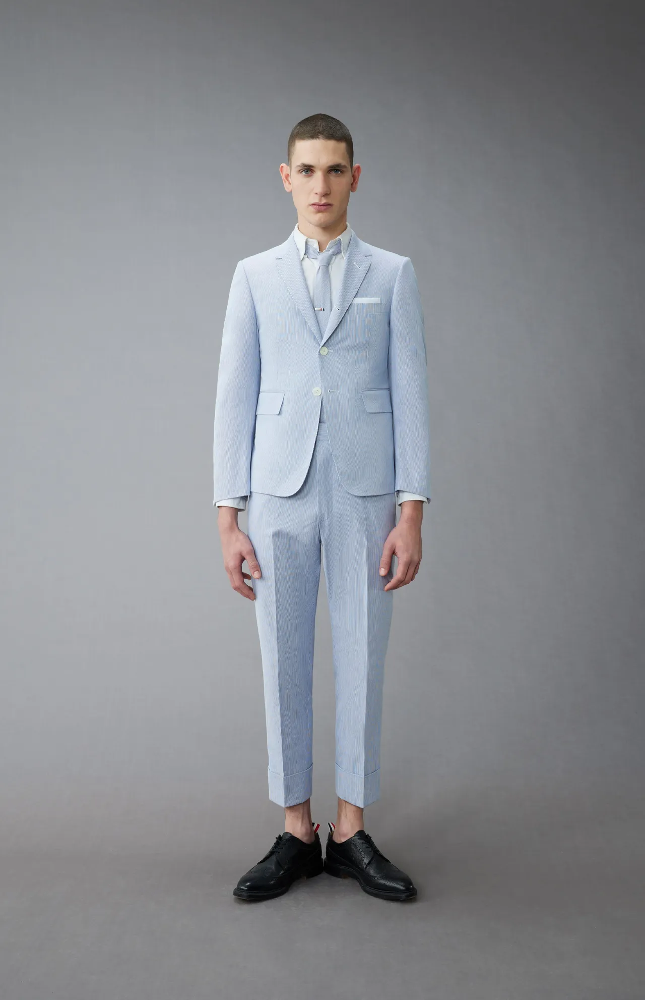 除了灰色、海军蓝等THOM BROWNE标志性素面布料外，品牌也提供了18款2023春夏的全新面料。品牌提供