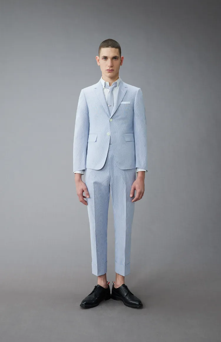 除了灰色、海軍藍等THOM BROWNE標誌性素面布料外，品牌也提供了18款2023春夏的全新面料。品牌提供