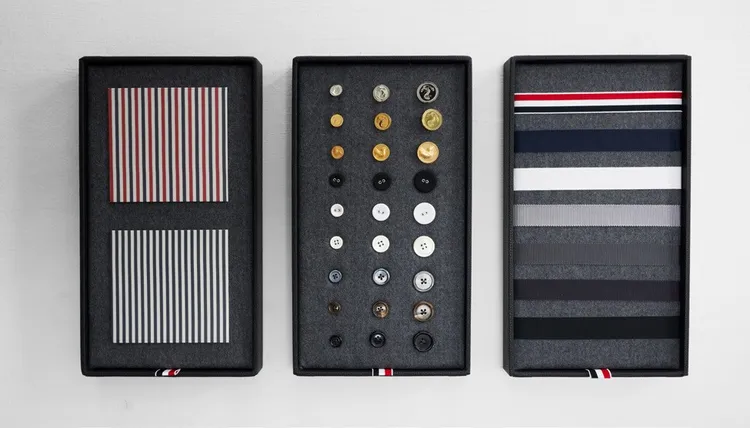 從外套內裏面料、鈕扣、拼接布料、緞面衣領與緞面飾邊等細節皆可客製。品牌提供