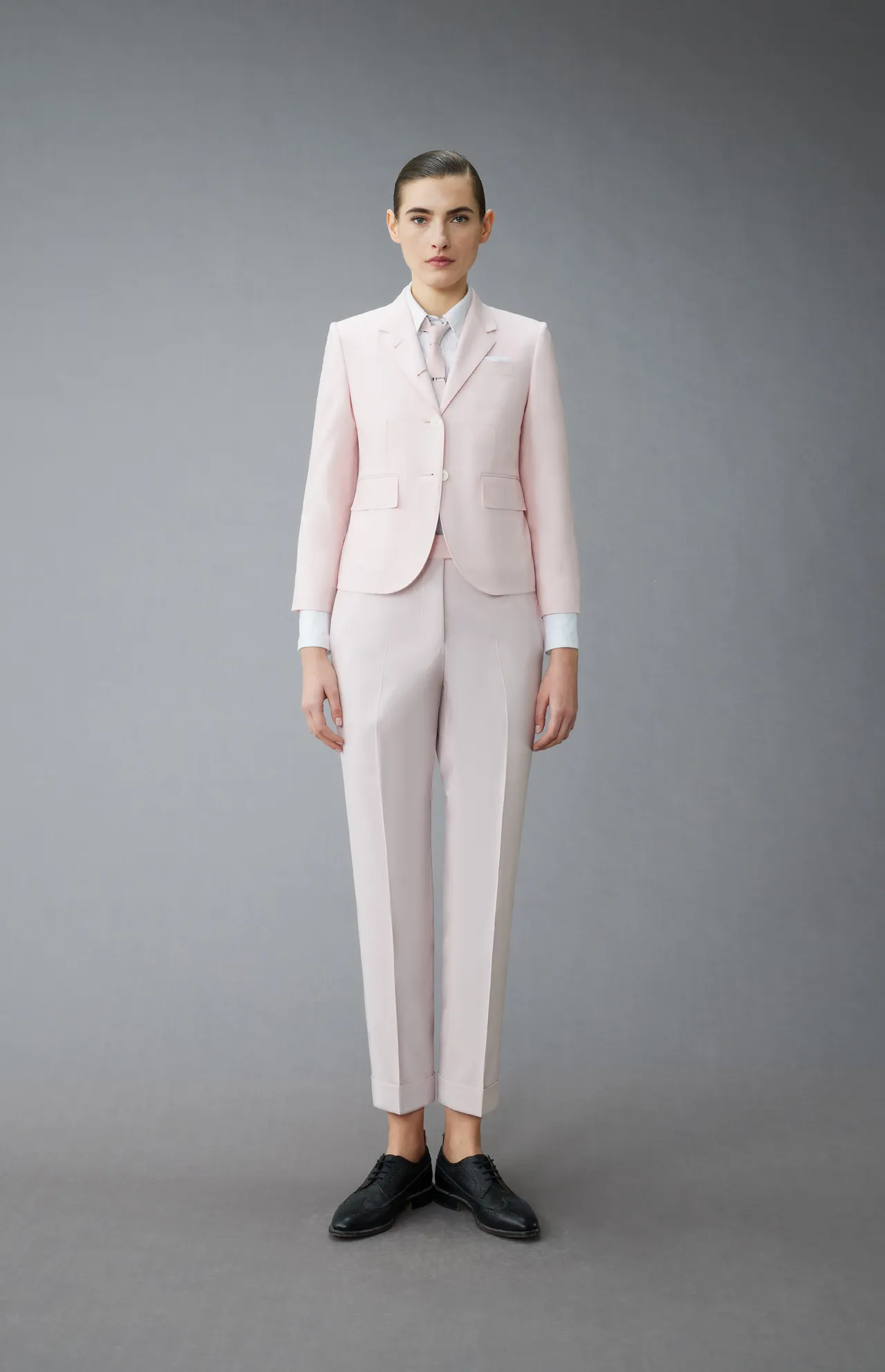 订做全套西装的价格落在15至25万元之间。品牌提供