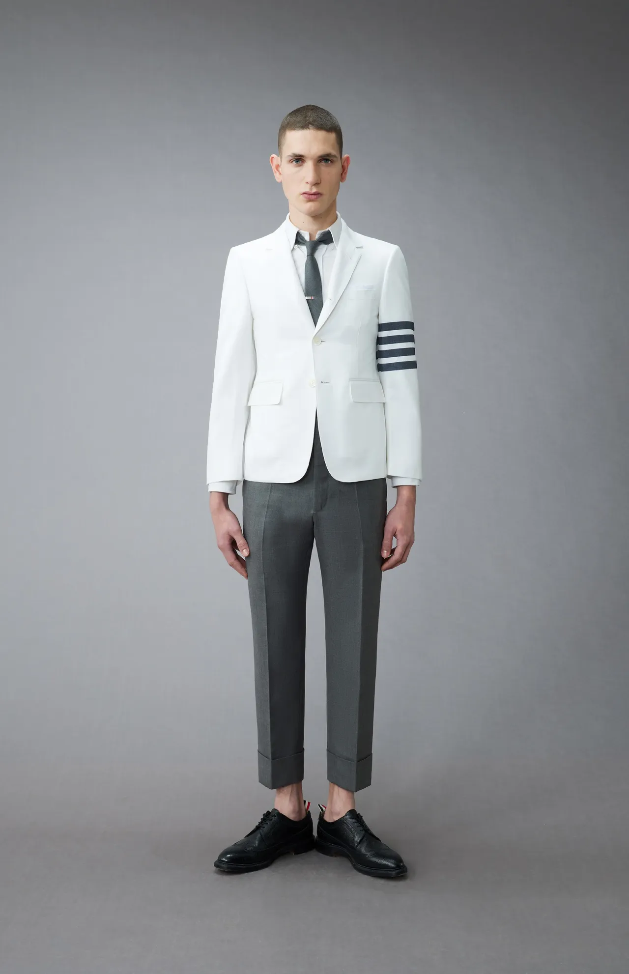 THOM BROWNE经典的4-Bar款式，也在订制选项之中。品牌提供