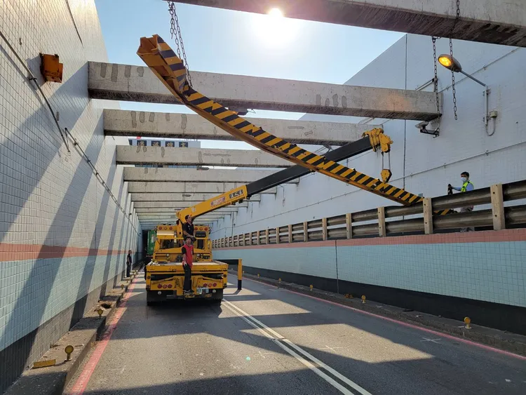 高雄過港隧道限高架今下午遭車輛擊落。讀者提供