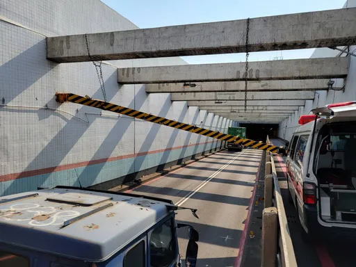 高雄過港隧道限高架被擊落 肇事車逃逸!現場大塞車