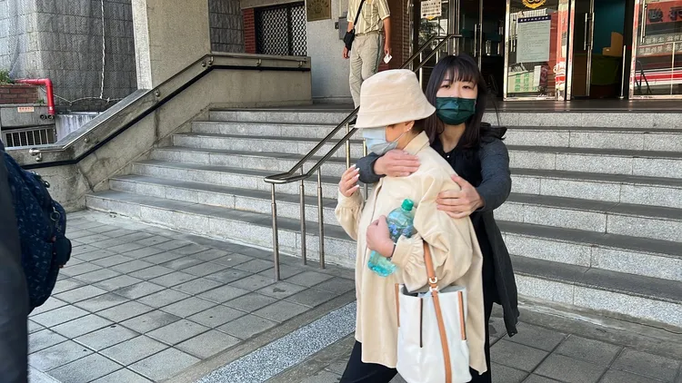 傅女的阿姨（左）。陳彩玲攝