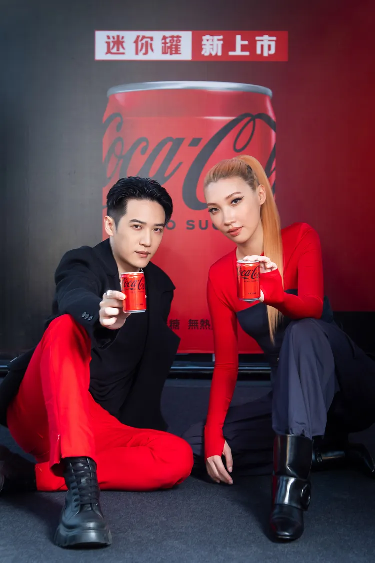 熊仔跟Karencici將以消費者投稿的語錄為「可口可樂」ZERO SUGAR共創全新廣告曲。業者提供