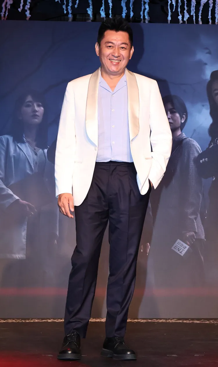 庹宗華今套上白西裝外套，展現成熟魅力。莊宗達攝