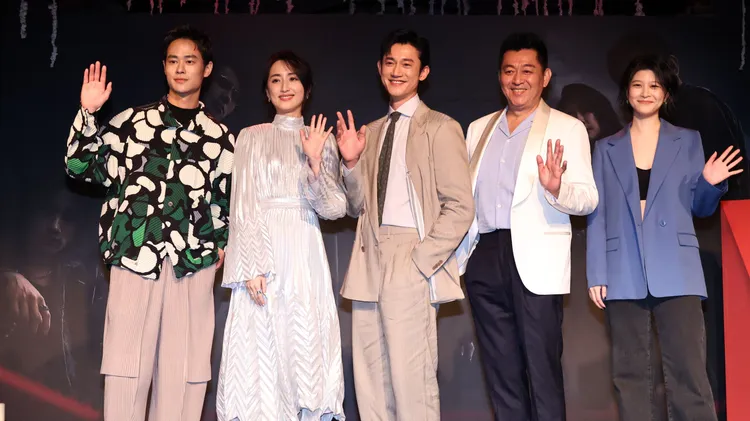 江宜蓉（右起）、庹宗華、吳慷仁、柯佳嬿、夏騰宏今出席Netflix旗艦大戲《模仿犯》上檔記者會。莊宗達攝