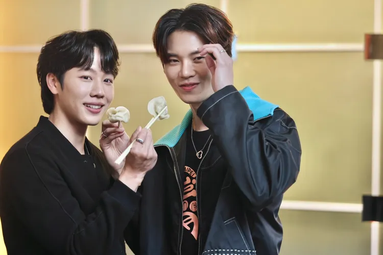 Yin（右）、War對於KTV美食讚不絕口。林林攝