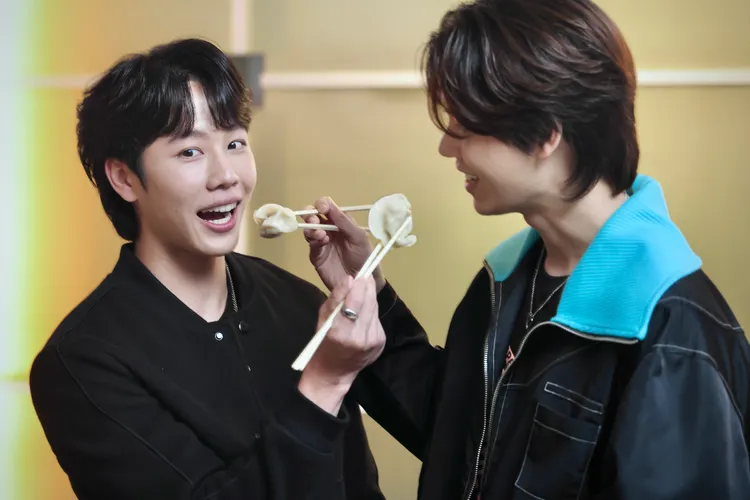 Yin（右）餵食War，眼神甜出汁。林林攝