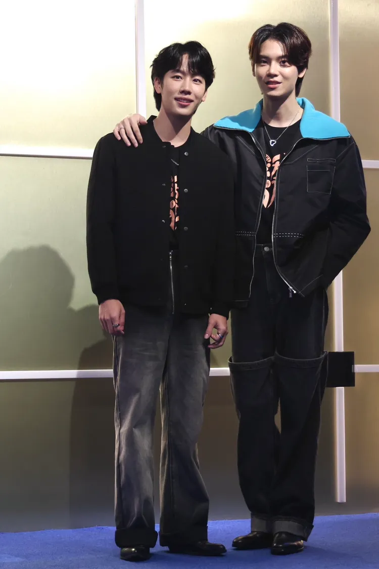 Yin（右）、War在KTV與粉絲同歡。林林攝