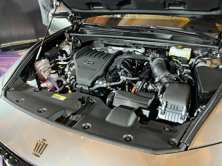 2.5升Hybrid系統採用VVT-iE電子式可變汽門正時控制系統，油耗值可達到22.4km/L，最大綜效馬力則為222匹。