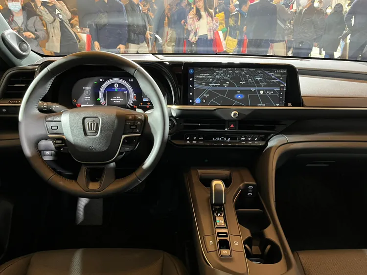 前艙採集中式按鍵設計，全車系配備線傳式電子排檔、HUD抬頭顯示器、12.3吋全數位儀錶板。周奕豪攝