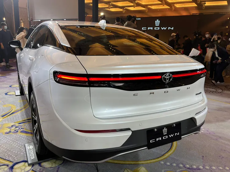 貫穿式的LED尾燈與頭燈相互呼應，整體呈現簡約有力視覺效果。周奕豪攝