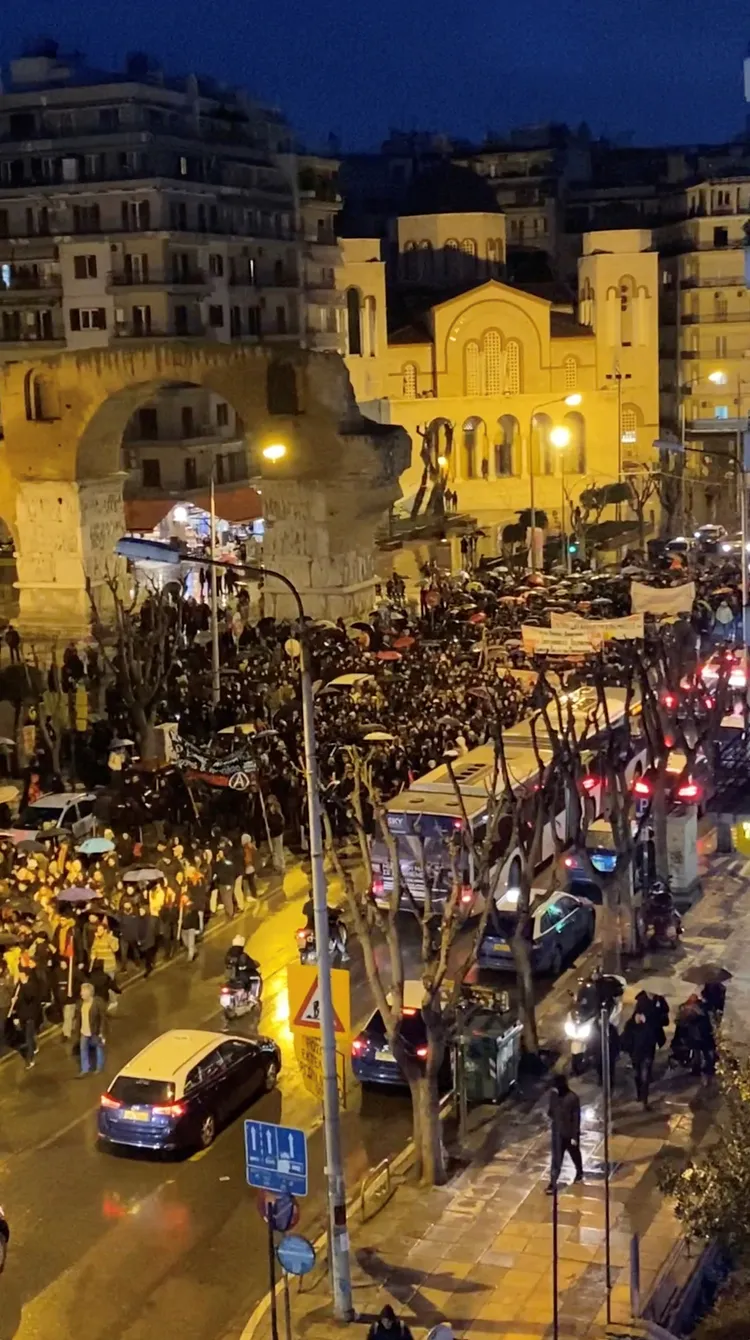 希臘憤怒民眾2日在北部大城塞薩洛尼基抗議，要求政府為這起火車對撞事故負責。路透社