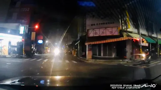 台南大叔對巡邏車猛閃大燈 這不是挑釁!警方這樣做被讚翻