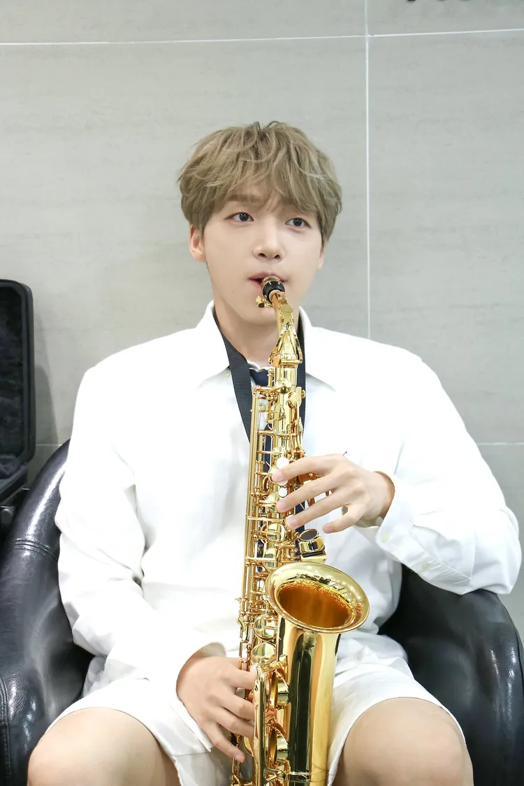 鄭世雲自學薩克斯風，竟是因為買錯樂器，將錯就錯。翻攝STARSHIP娛樂