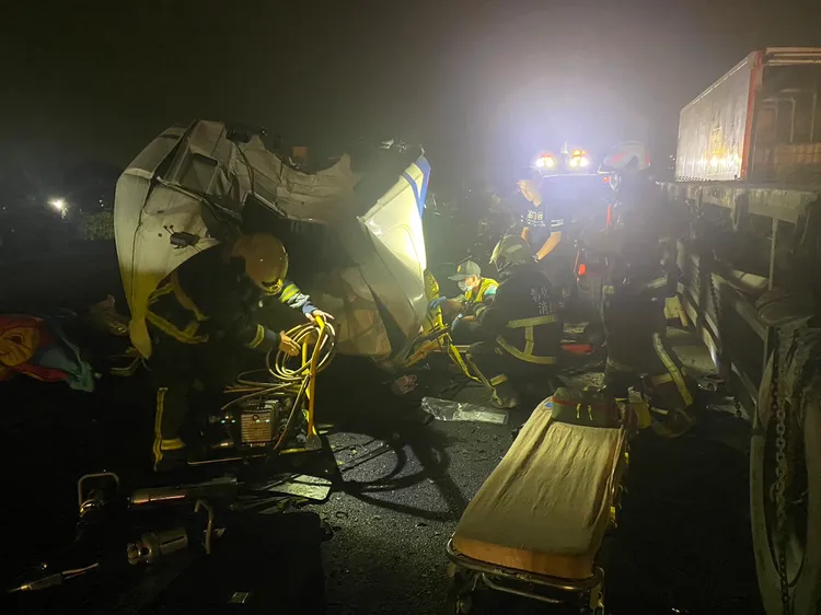 現場車輛被撞得扭曲變形，消防人員搶救傷者。民眾提供