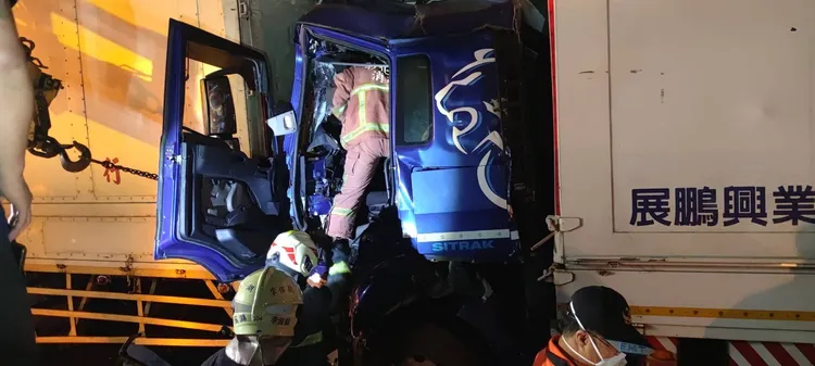 消防人員搶救受困車內的傷者。民眾提供