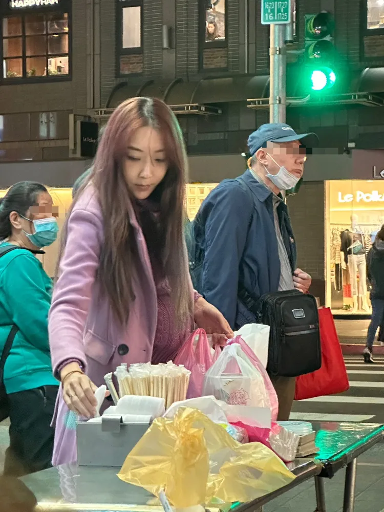 李宓拿了免洗餐具。蔡依庭攝