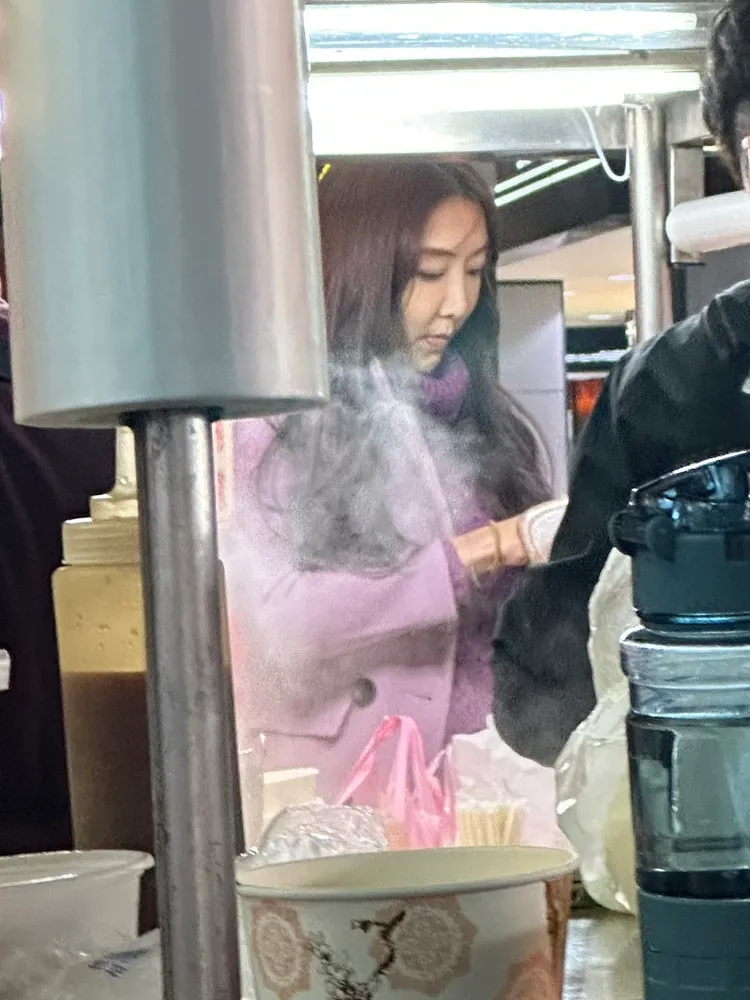 李宓獨自購買晚餐。蔡依庭攝