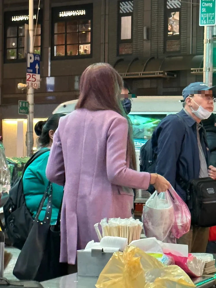 李宓拎著晚餐離開小吃攤。蔡依庭攝