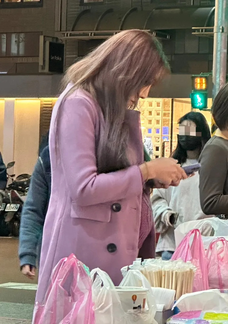 李宓手機殼也是淡紫色。蔡依庭攝