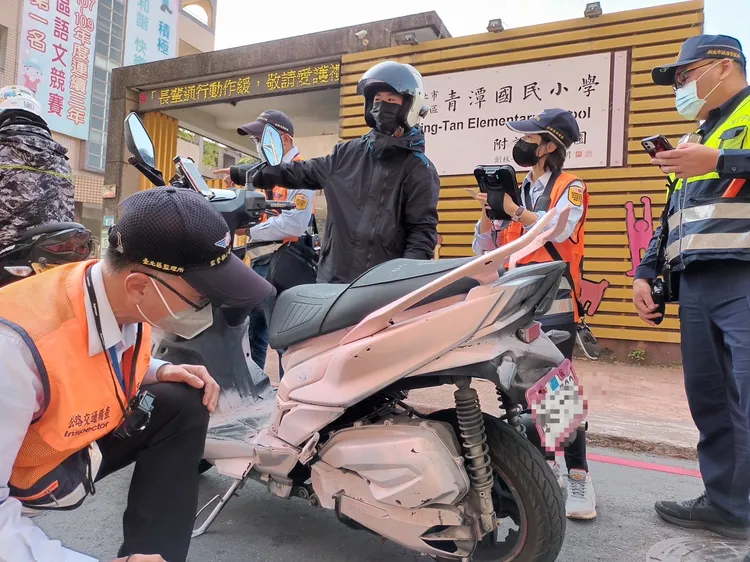 警方與監理站人員當場認定告發。新店警分局提供