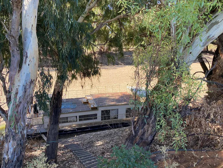 住在河邊的居民因為受不了氣味而不敢回家。翻攝推特@SarahJMcConnell