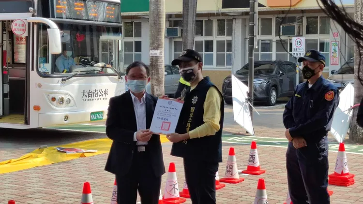 校方回贈感謝狀。警方提供