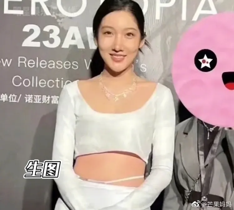 沒修圖的都美竹長相雖清秀，但和修過圖的洋娃娃長相差很大。翻攝芒果媽媽微博