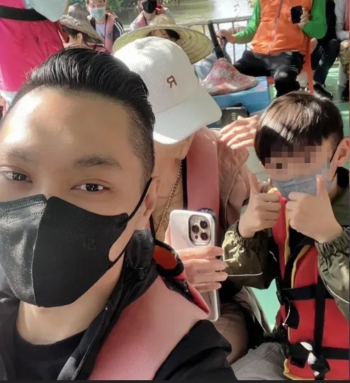 但鴨舌帽女子，帽子+口罩遮到網友根本看不出來到底是誰。引自連千毅臉書