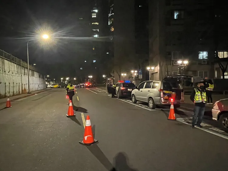 警方聯合環保稽查大隊主動出擊，在南港國宅執行「靜城專案」。翻攝畫面